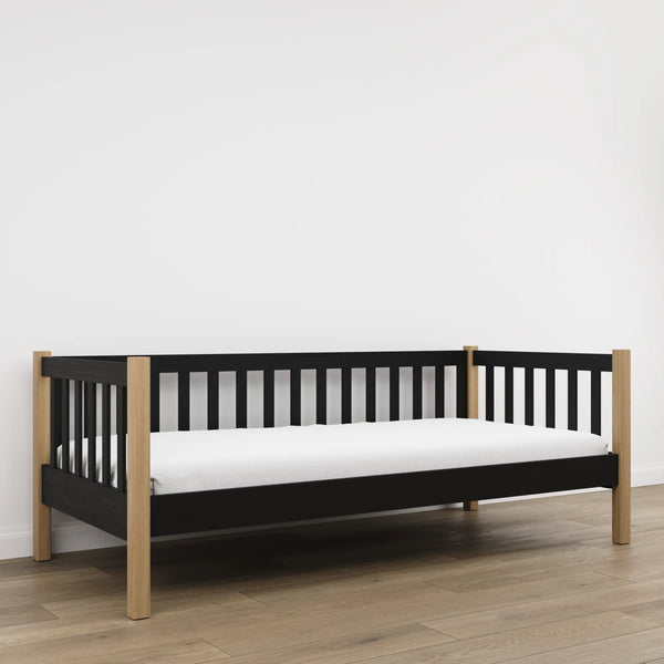 Łóżko sofa czarny z dębem – boczna bariera drewniane, bezpieczeństwo dla dzieci